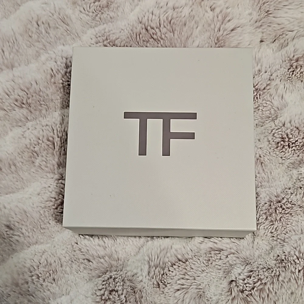 Tomford gift box with the ribbon - Picture 1 of 3